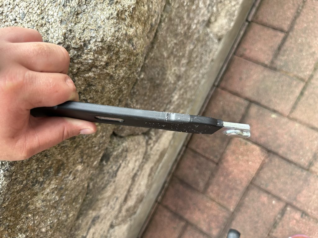 Spuren des Metallsägeeinsatzes am Stab
