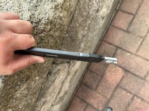 Spuren des Metallsägeeinsatzes am Stab