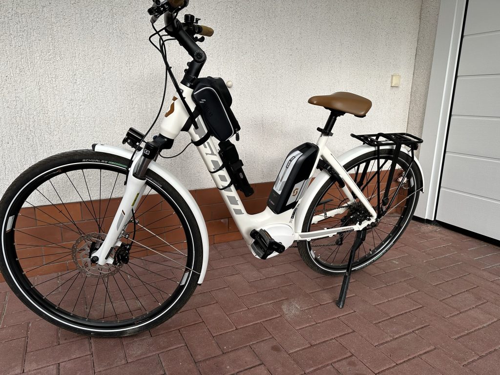 Fahrradschloss an der Flaschenhalterung montiert
