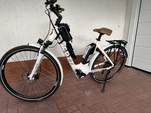 Fahrradschloss an der Flaschenhalterung montiert