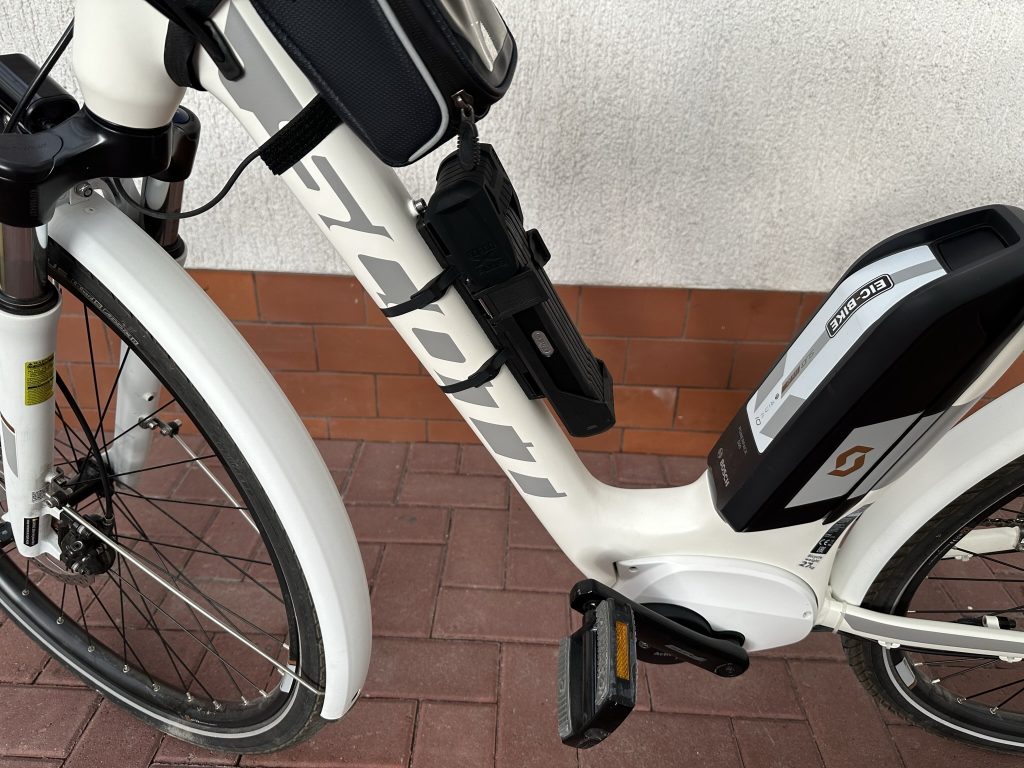Fahrradschloss am Querrahmen montiert