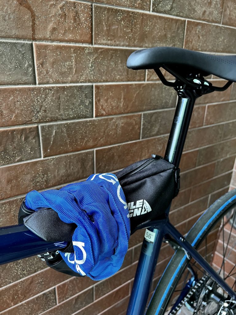 Fahrradschloss am Oberrahmen für den Transport festgebunden