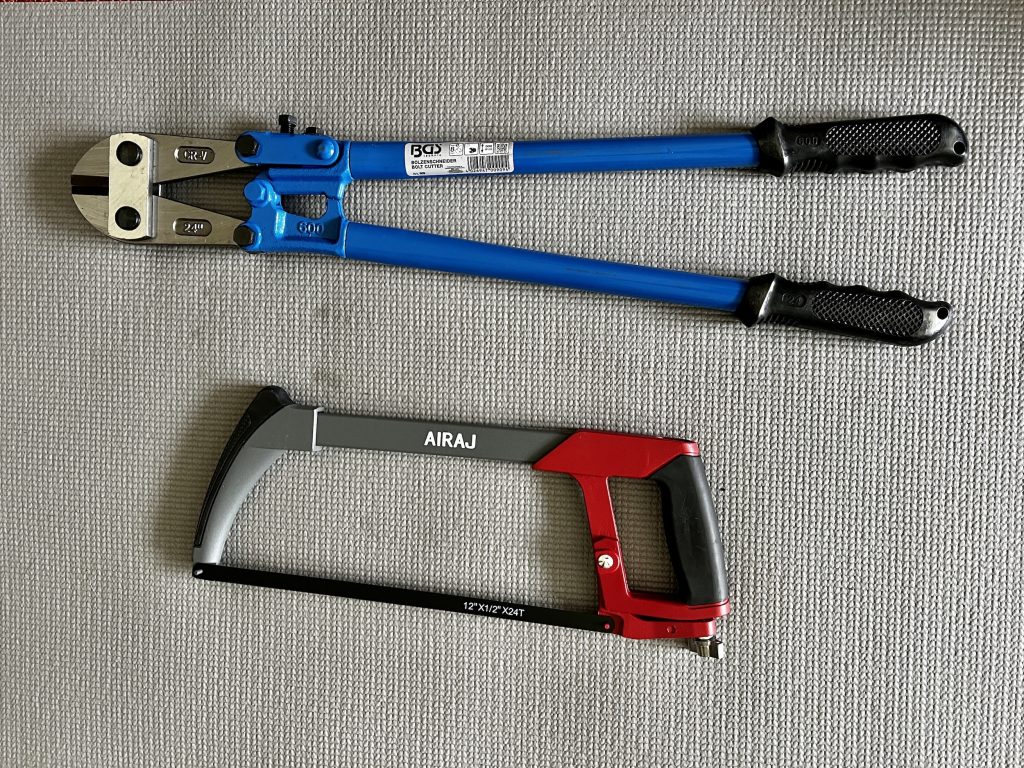Metallsäge und Bolzenschneider auf dem Boden liegend
