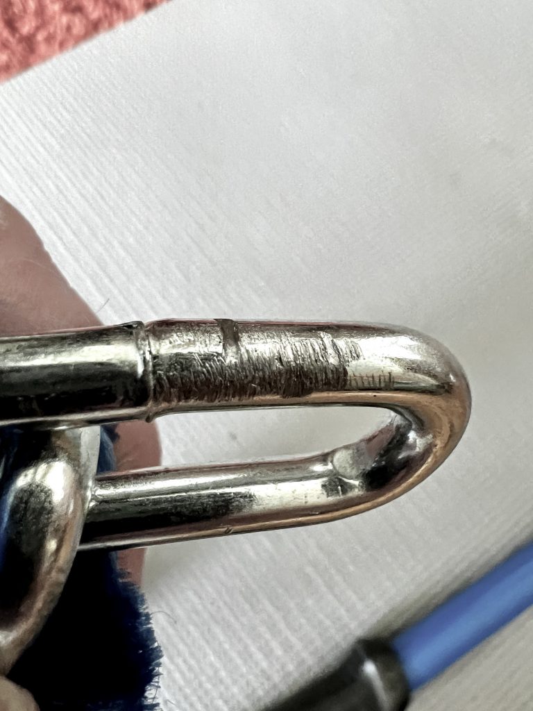 Leichte Kratzspuren nach dem Metallsäge-Test sichtbar