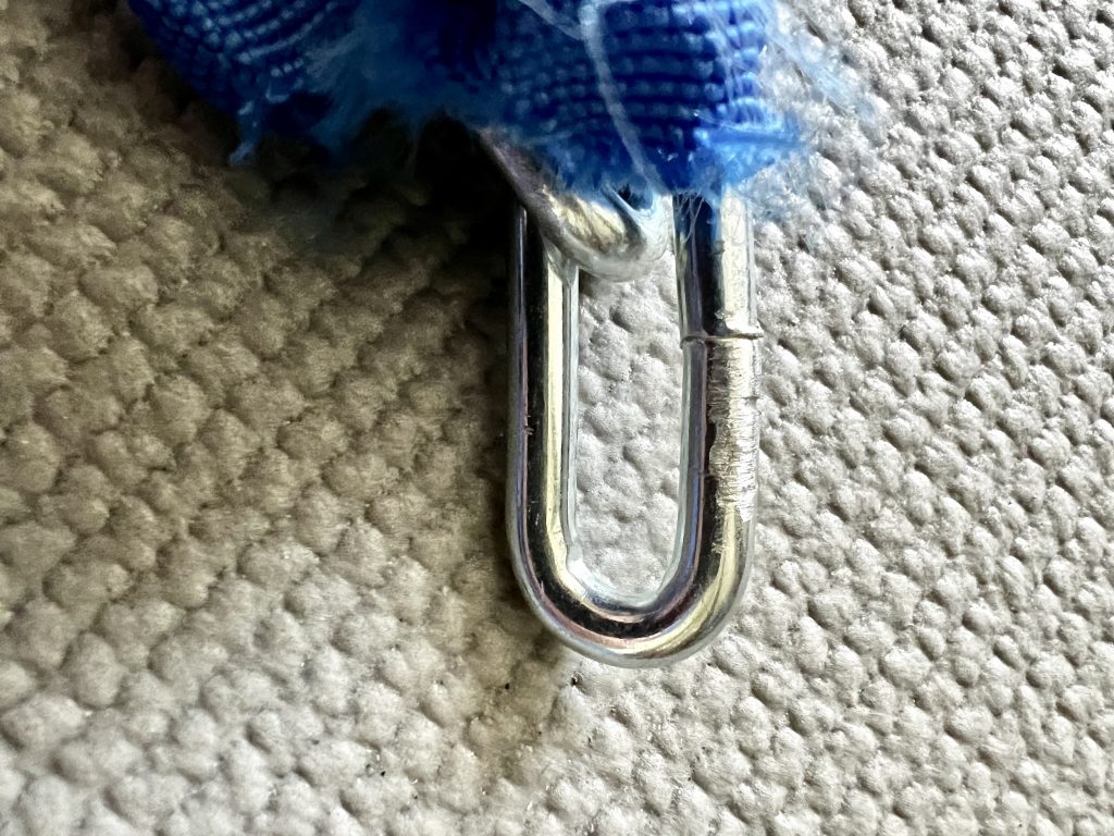 Leichte Kratzspuren nach dem Metallsäge-Test am Kettenglied sichtbar