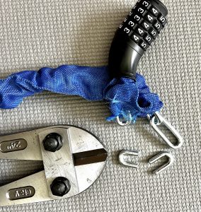 Bolzenschneider-Test am Kettenglied: Kette durchtrennt
