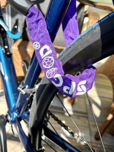 Fahrradschloss am Hinterrad angeschlossen