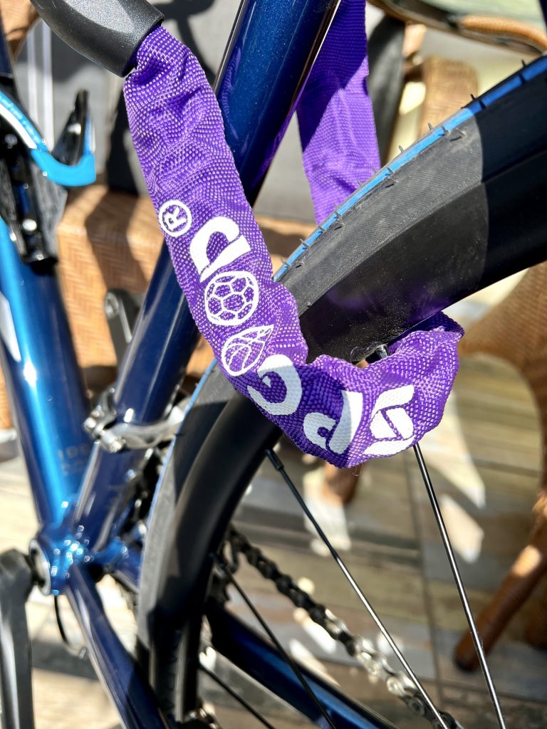 Fahrradschloss am Hinterrad angeschlossen