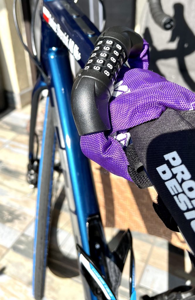 Fahrradschloss an der Sattelstütze für den Transport gefaltet