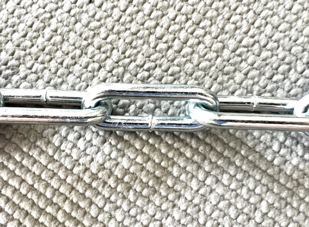 Leichte Kratzspuren nach dem Metallsäge-Test sichtbar