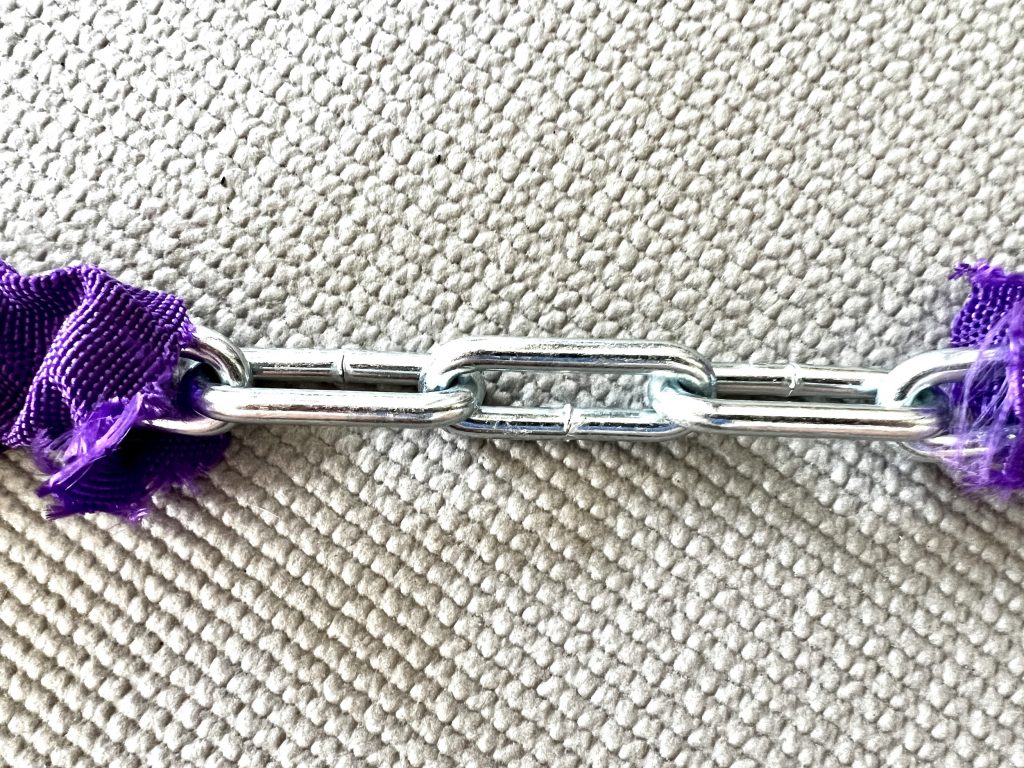 Leichte Kratzspuren nach dem Metallsäge-Test sichtbar