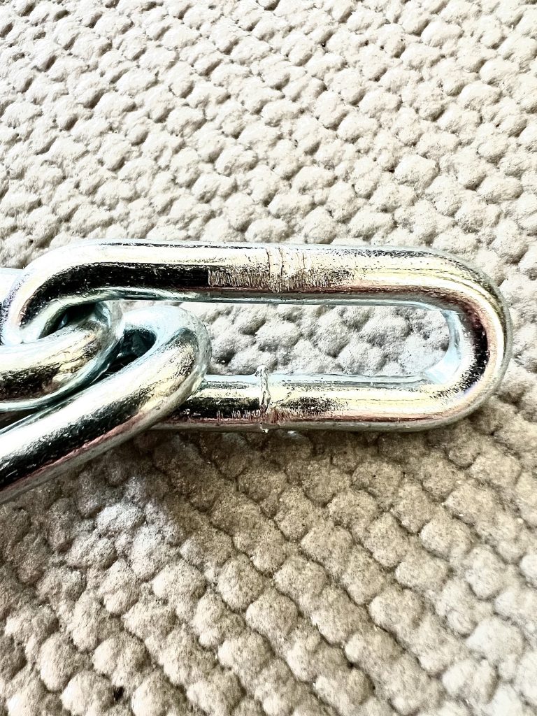 Leichte Kratzspuren nach dem Metallsäge-Test sichtbar