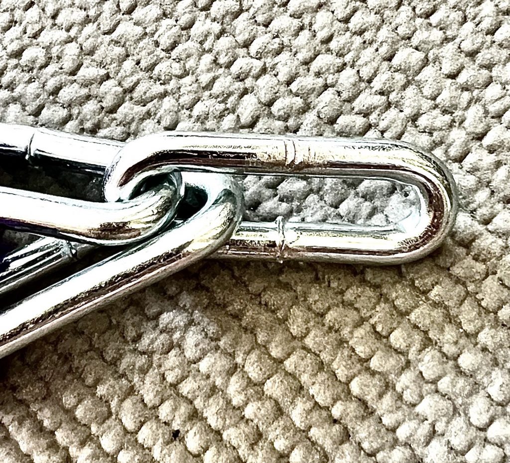 Leichte Kratzspuren nach dem Metallsäge-Test sichtbar