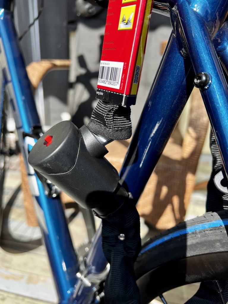 Fahrradschloss am Hinterrad angeschlossen