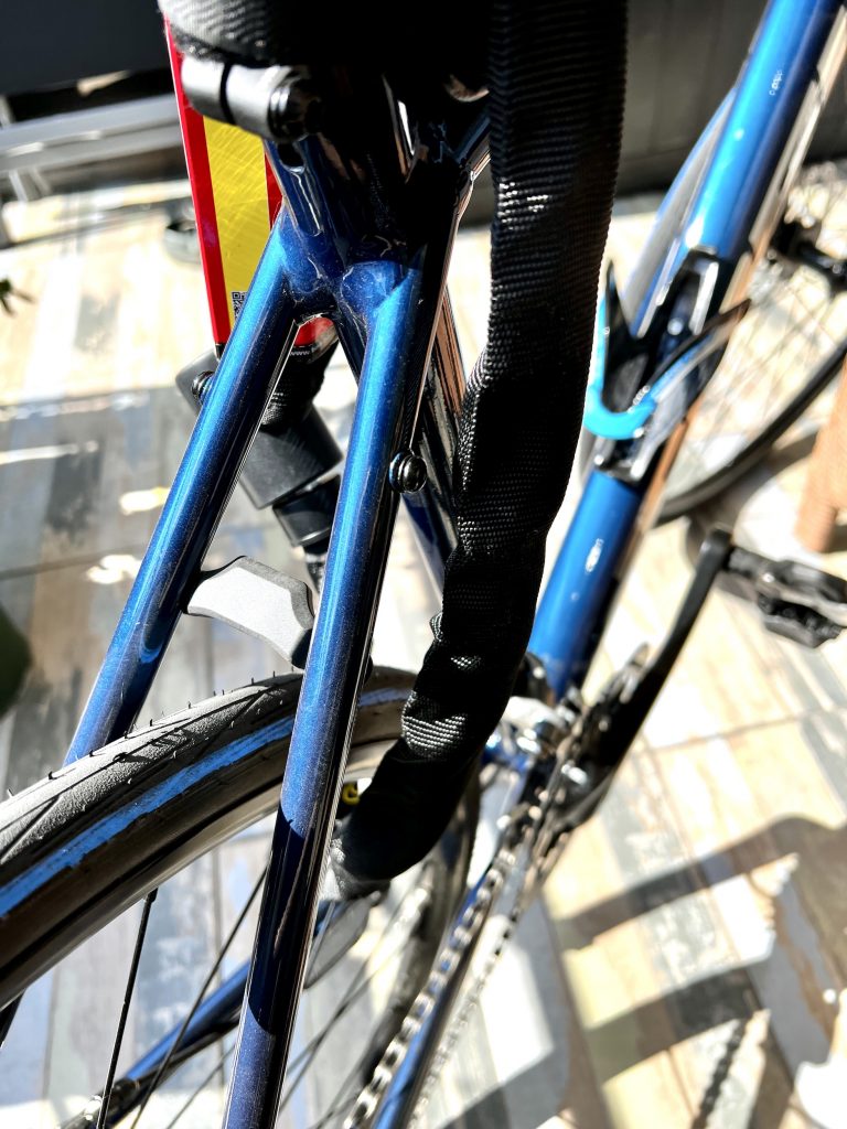 Fahrradschloss am Hinterrad angeschlossen