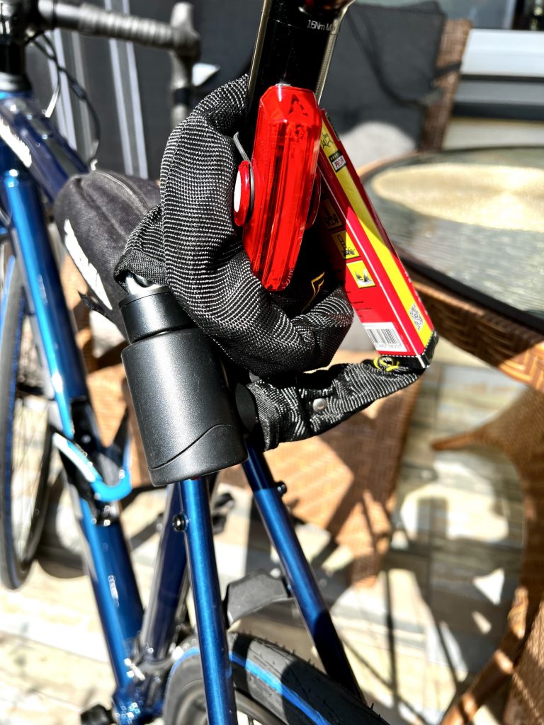 Fahrradschloss an der Sattelstütze festgebunden