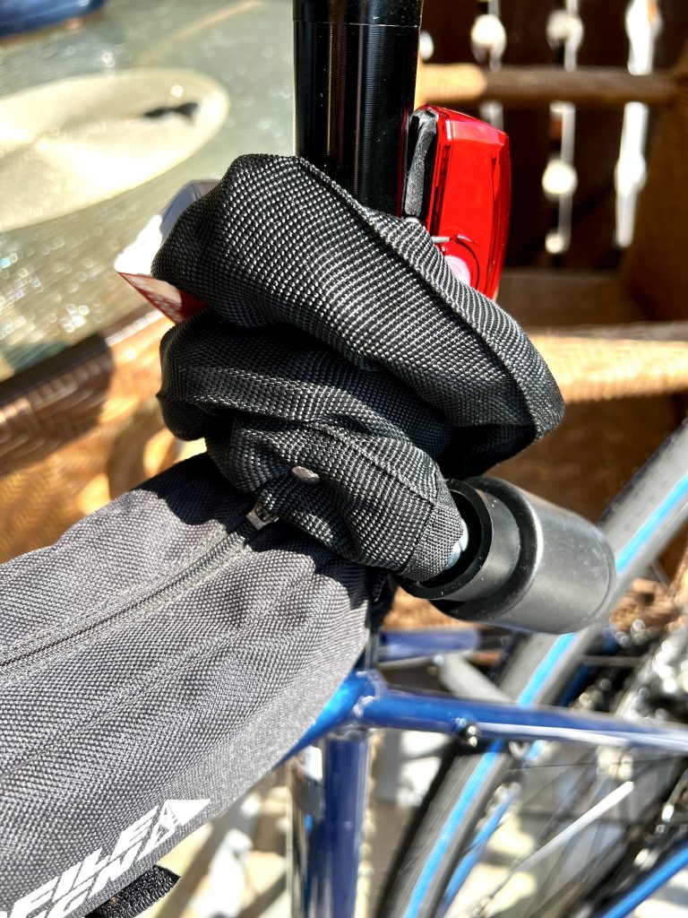 Fahrradschloss an der Sattelstütze festgebunden