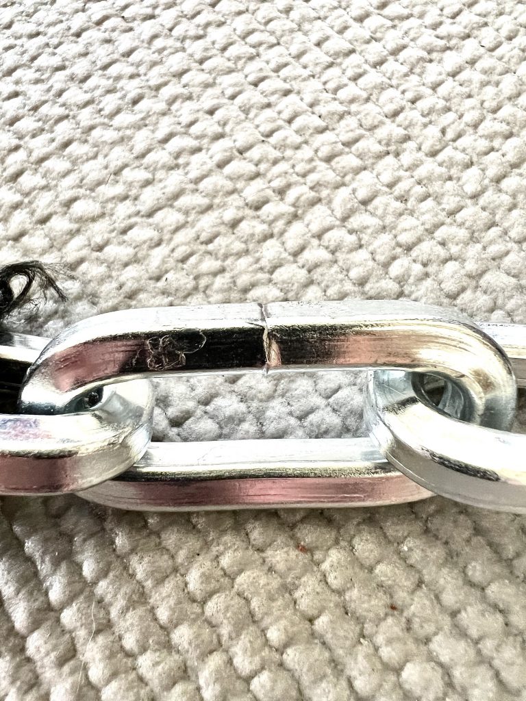 Leichte Kratzspuren nach dem Metallsäge-Test sichtbar
