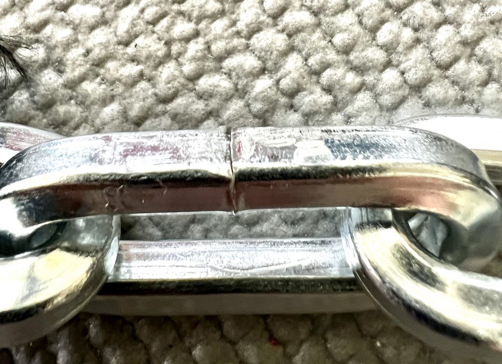 Leichte Kratzspuren nach dem Metallsäge-Test sichtbar