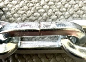 Leichte Kratzspuren nach dem Metallsäge-Test sichtbar
