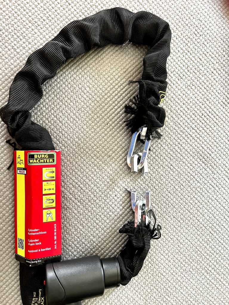 Bolzenschneider-Test am Kettenglied: Kette durchtrennt