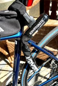 Fahrradschloss am Hinterrad angeschlossen