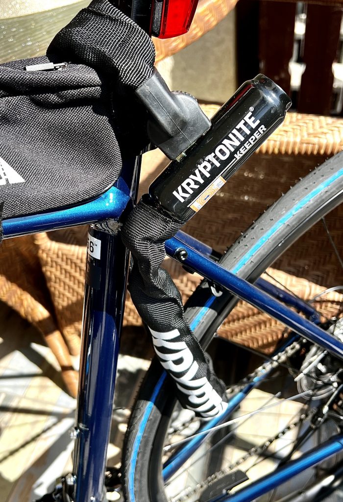 Fahrradschloss am Hinterrad angeschlossen