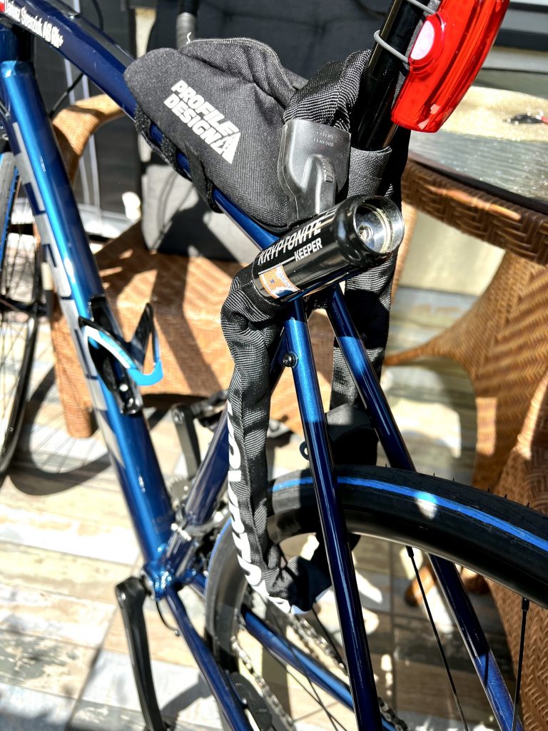 Fahrradschloss am Hinterrad angeschlossen