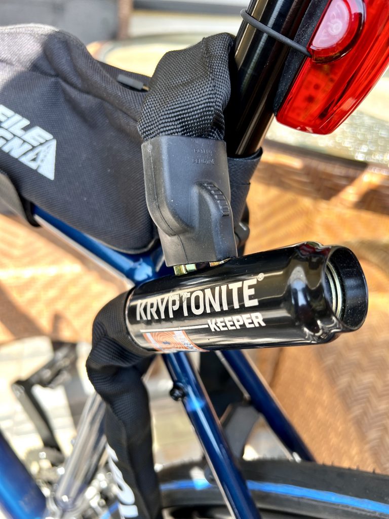 Fahrradschloss am Hinterrad angeschlossen