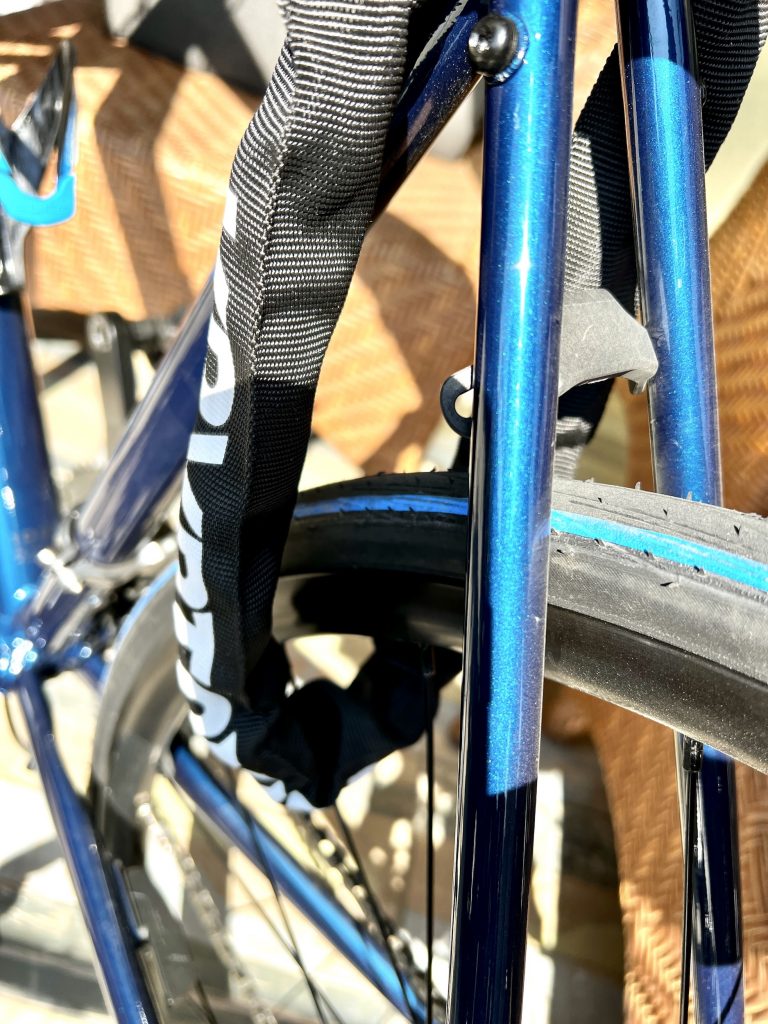 Fahrradschloss am Hinterrad angeschlossen