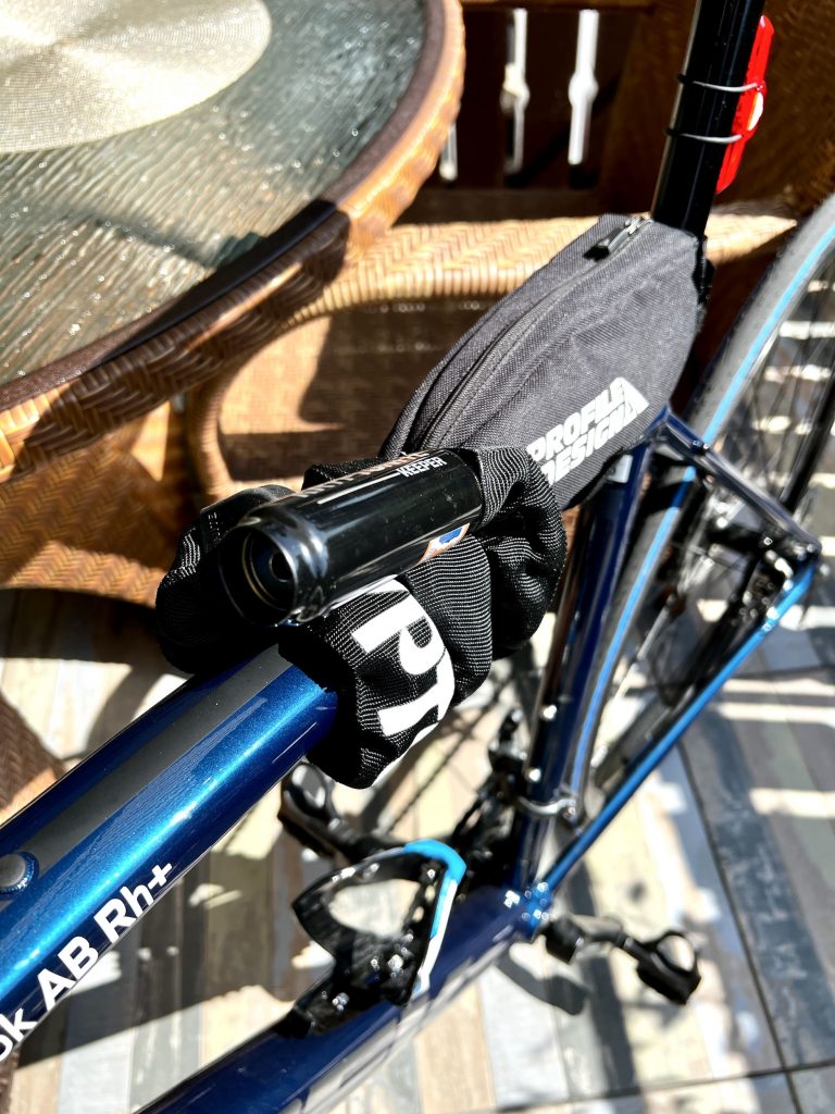 Fahrradschloss um den Rahmen (Oberrohr) gewickelt