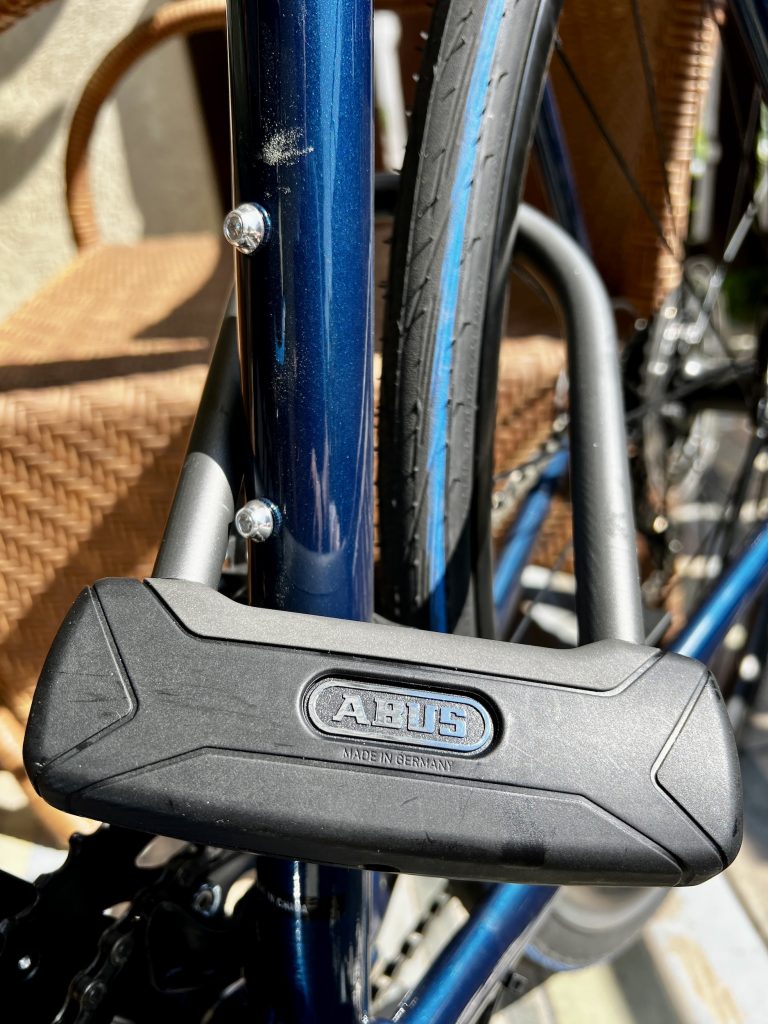 Fahrradschloss am Fahrrad angeschlossen (Nahansicht)