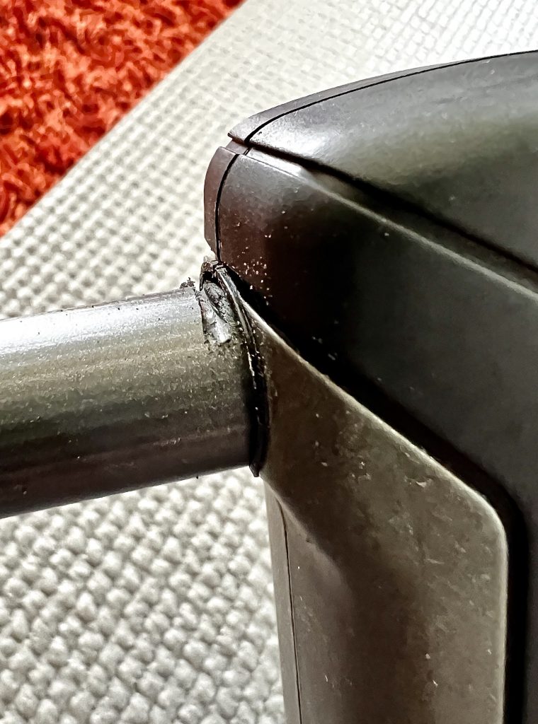 Leichte Kratzspuren nach dem Metallsäge-Test sichtbar