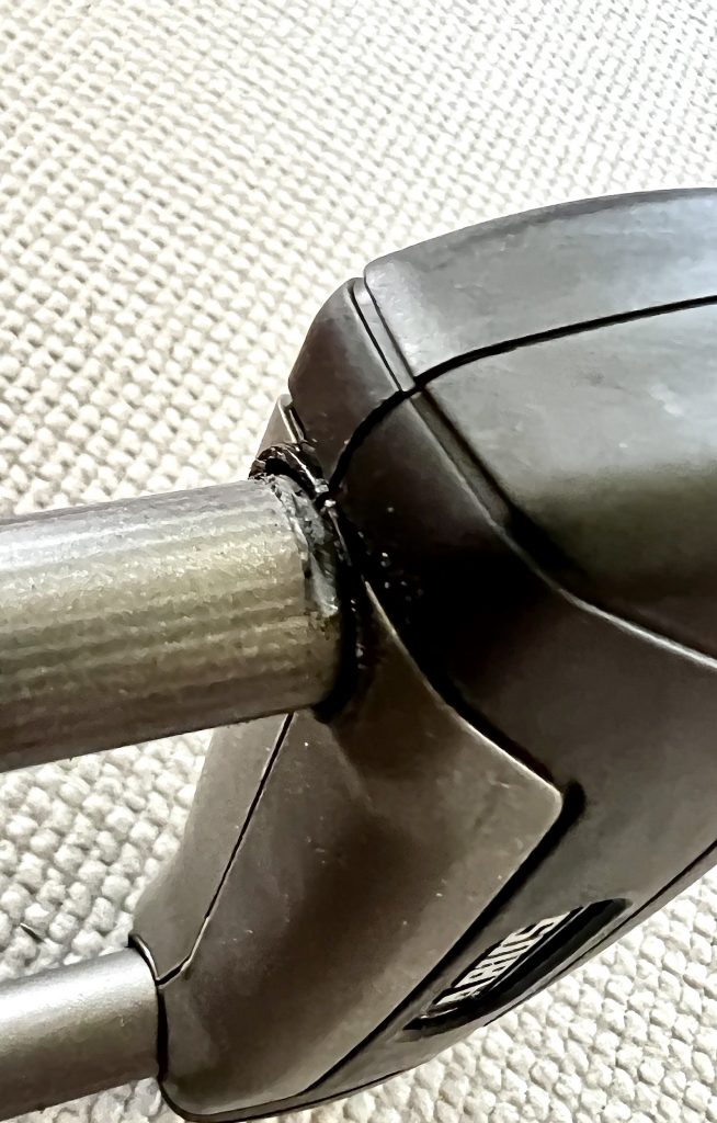 Leichte Kratzspuren nach dem Metallsäge-Test sichtbar