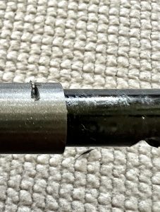 Leichte Kratzspuren nach dem Metallsäge-Test sichtbar