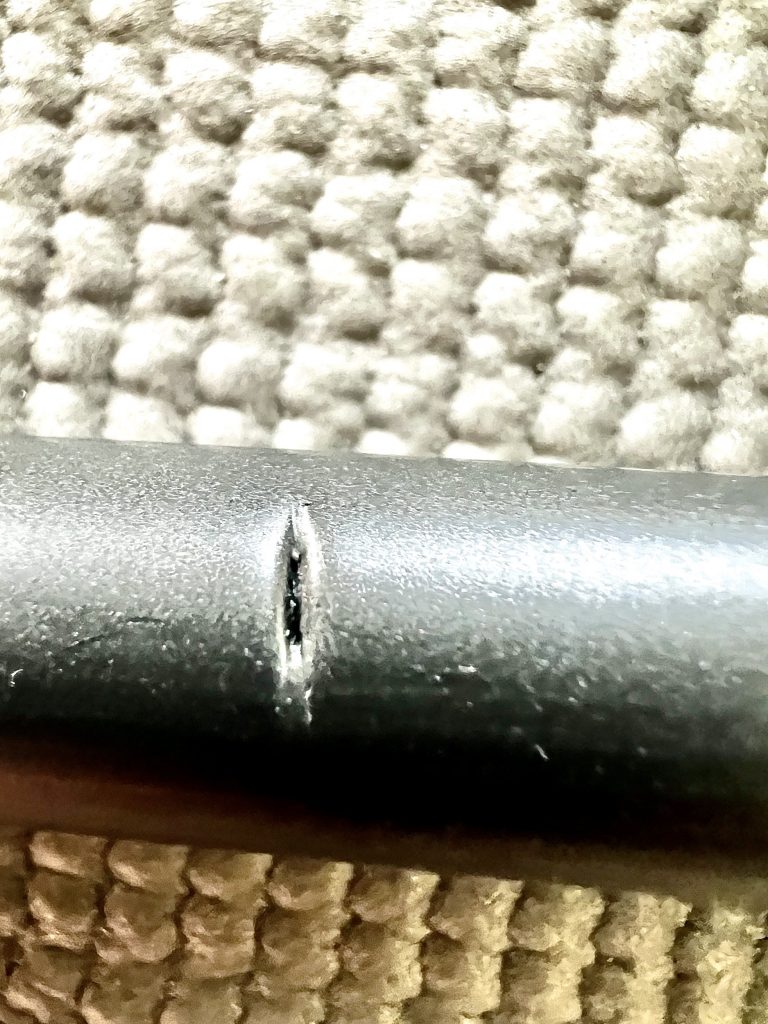 Leichte Spuren nach dem Bolzenschneider-Test sichtbar
