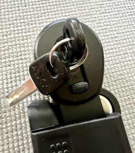 Im Schlosszylinder gesteckter Schlüssel