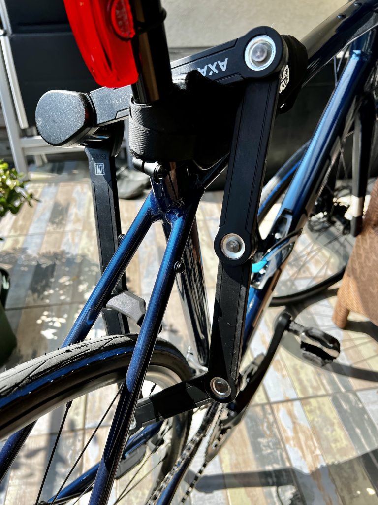 Fahrradschloss am Fahrrad angeschlossen (Blick von hinten)