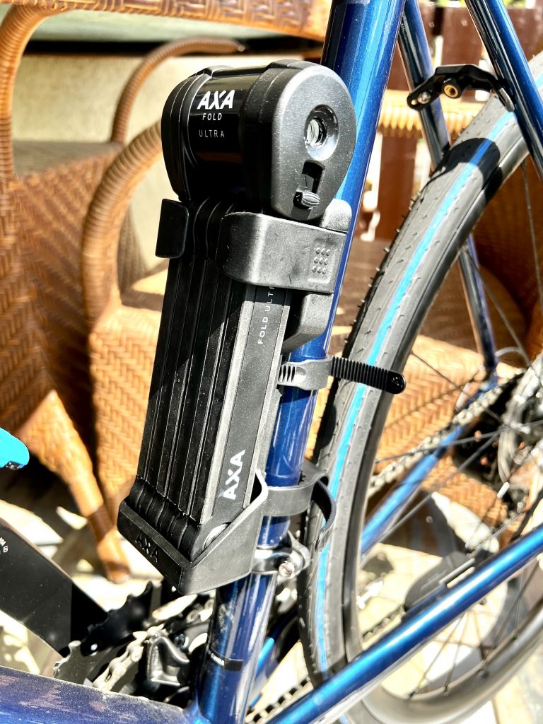 Fahrradschloss in der Schlosshalterung an der Flaschenhalterung montiert