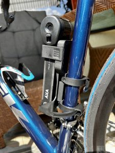 Fahrradschloss in der Schlosshalterung an der Flaschenhalterung montiert (Ansicht von hinten)