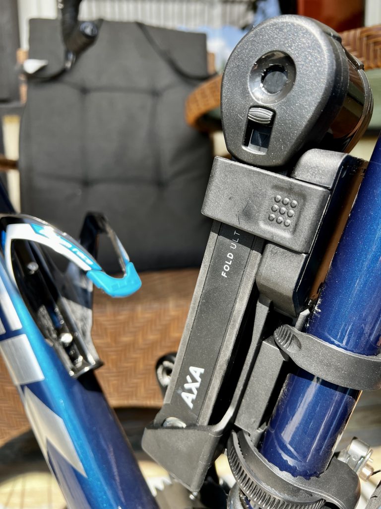 Fahrradschloss in der Schlosshalterung an der Flaschenhalterung montiert