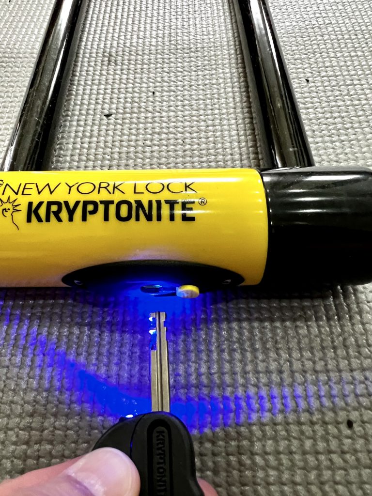 Im Schlosszylinder gesteckter Schlüssel mit LED-Licht
