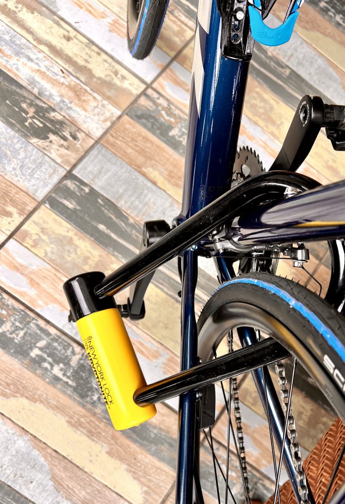 Fahrradschloss am Hinterrad angeschlossen