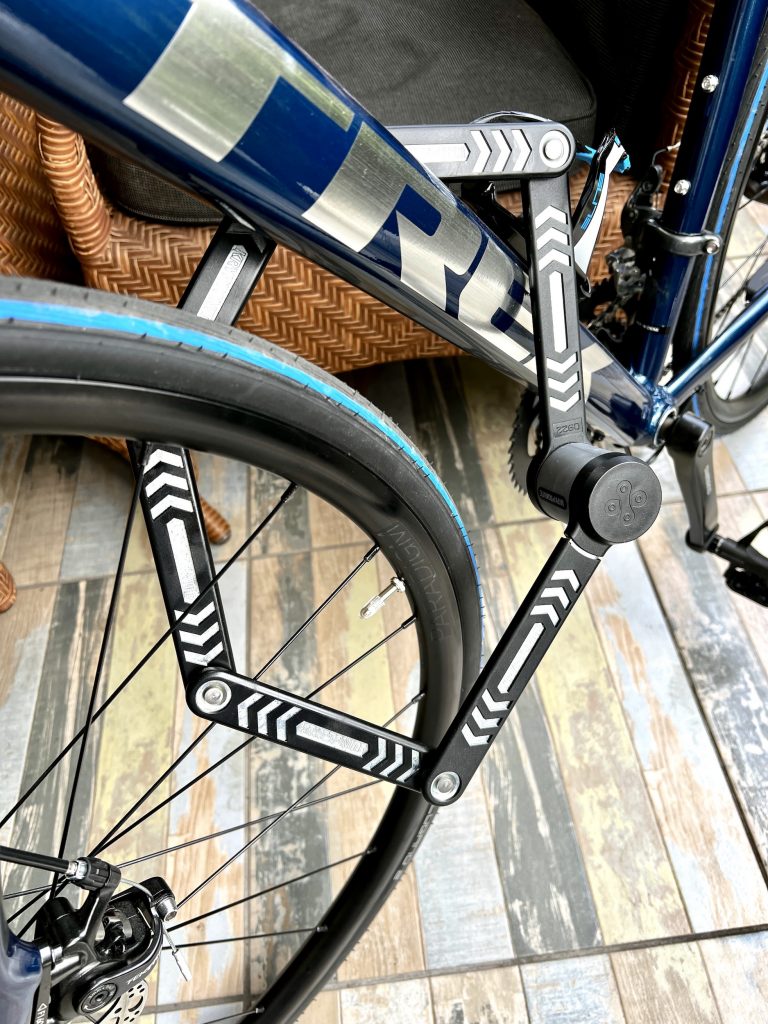 Fahrradschloss am Fahrrad angeschlossen Seitenanblick