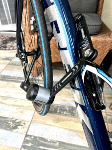 Fahrradschloss am Fahrrad angeschlossen aus der Nähe