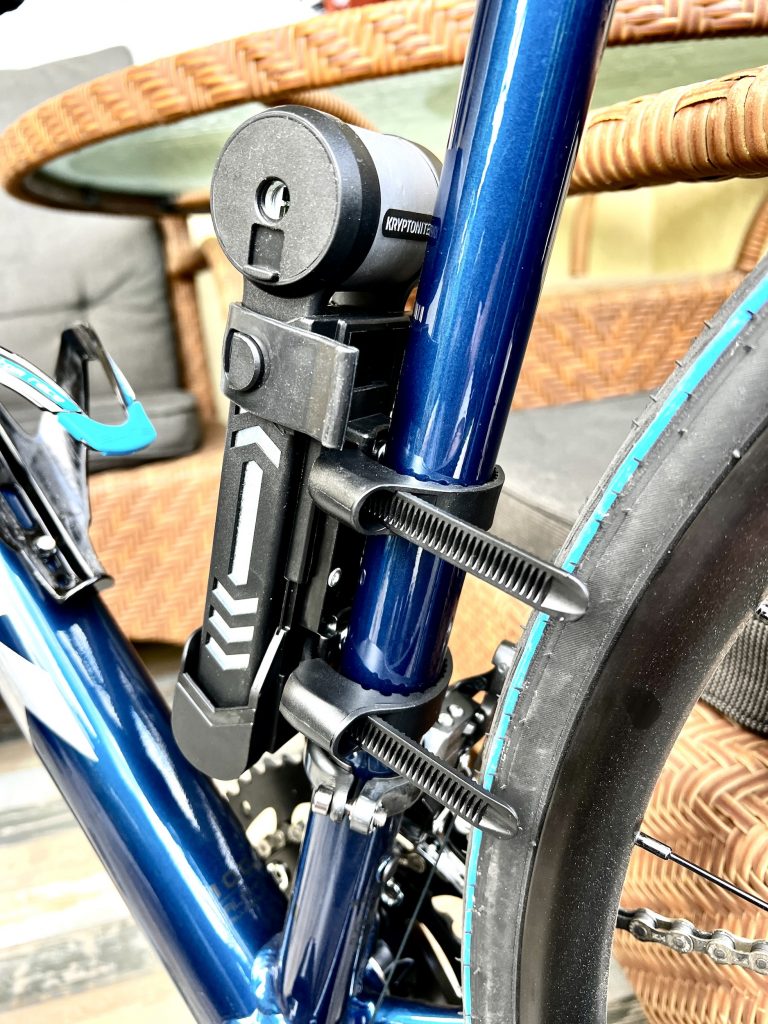 Fahrradschloss in der Schlosshalterung an der Flaschenhalterung montiert
