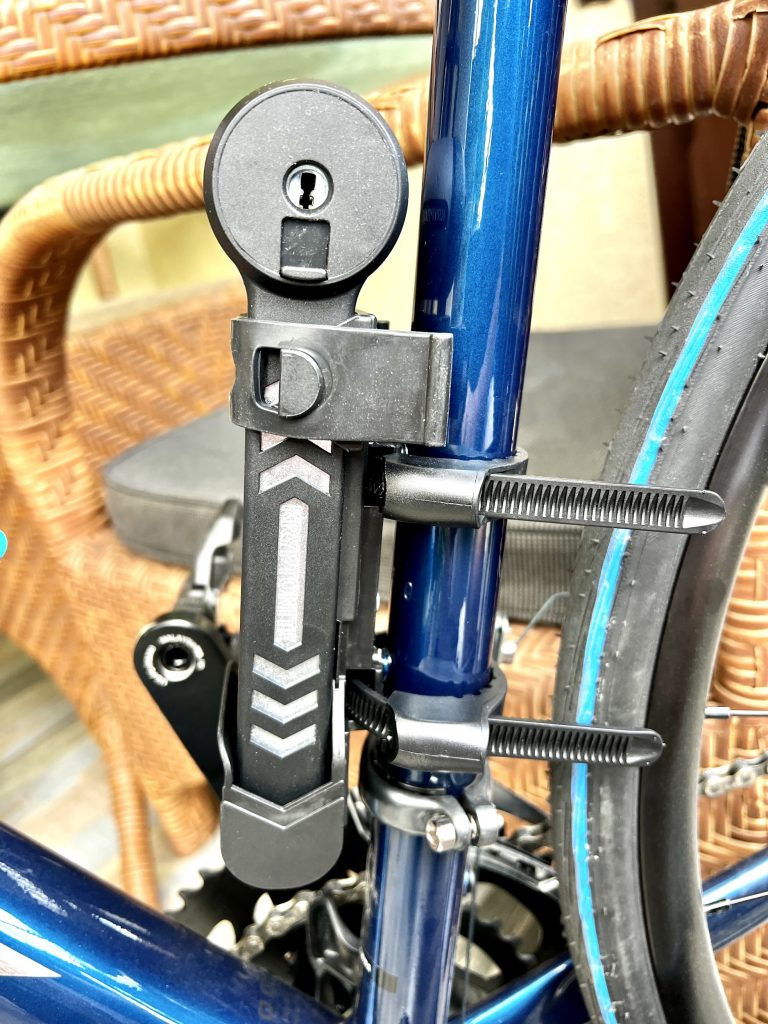 Fahrradschloss in der Schlosshalterung an der Flaschenhalterung montiert