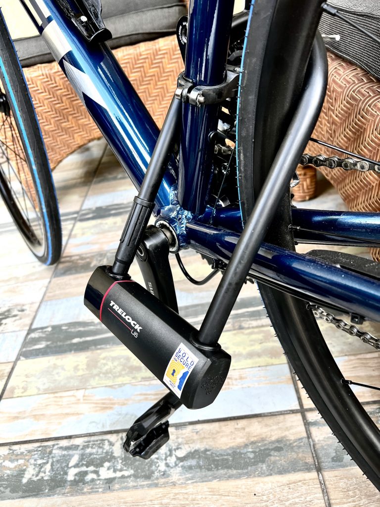 Fahrradschloss am Fahrrad angeschlossen (Blick von hinten)