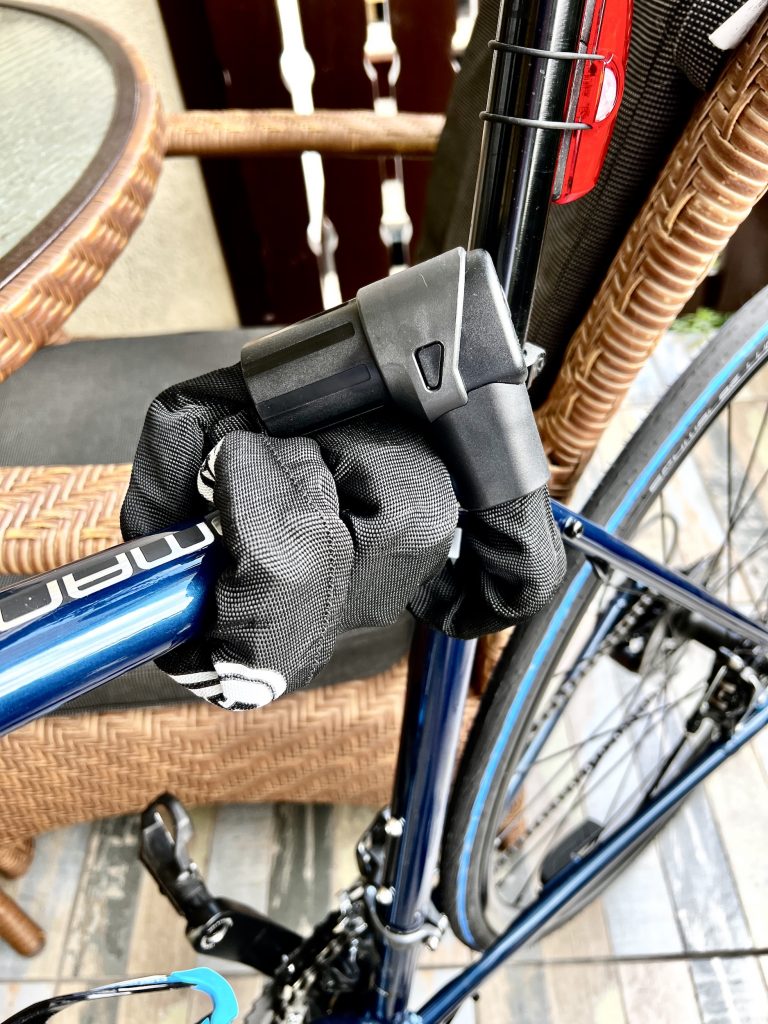 Fahrradschloss um den Fahrradrahmen gewickelt