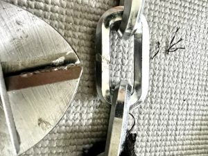 Bolzenschneider-Test am Kettenglied